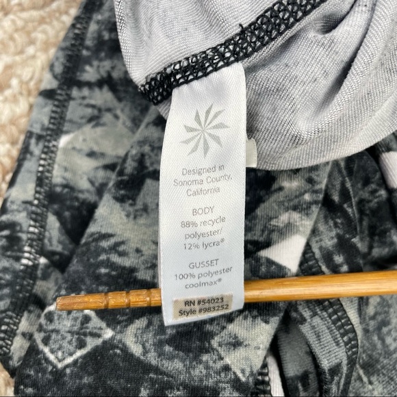 Athleta Women’s Cosmic Chaturanga Crop Leggings Activewear Yoga Pants Size Small - Picture 10 of 11